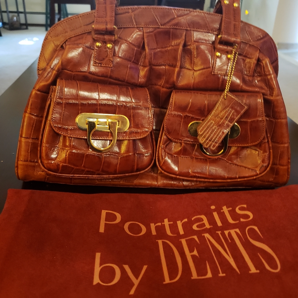 Classy leather 2 strap purse (used once)
